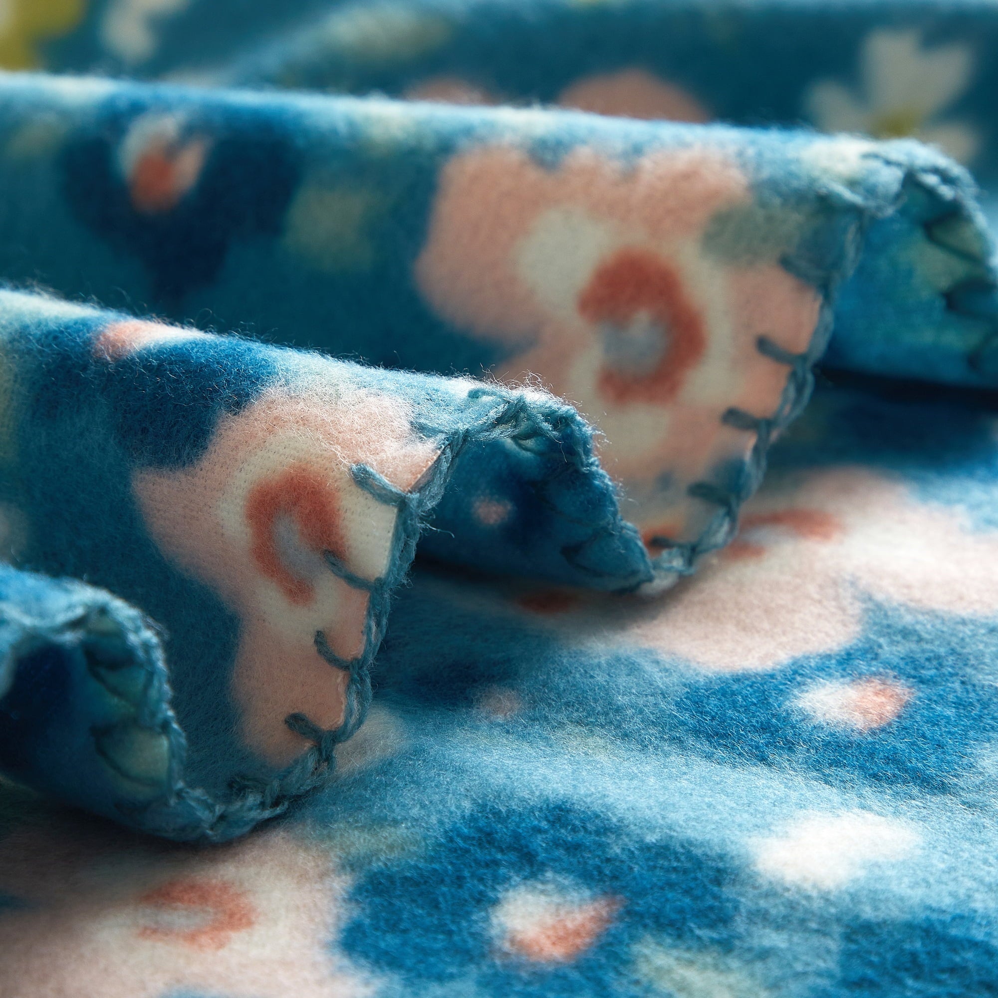 Decorative Knitted Cozy Fleece Throw Blanket Delightful Floral 50" x 60", All Ages - Cozy Fleece Throw Blanket for Couch & Bed Detail