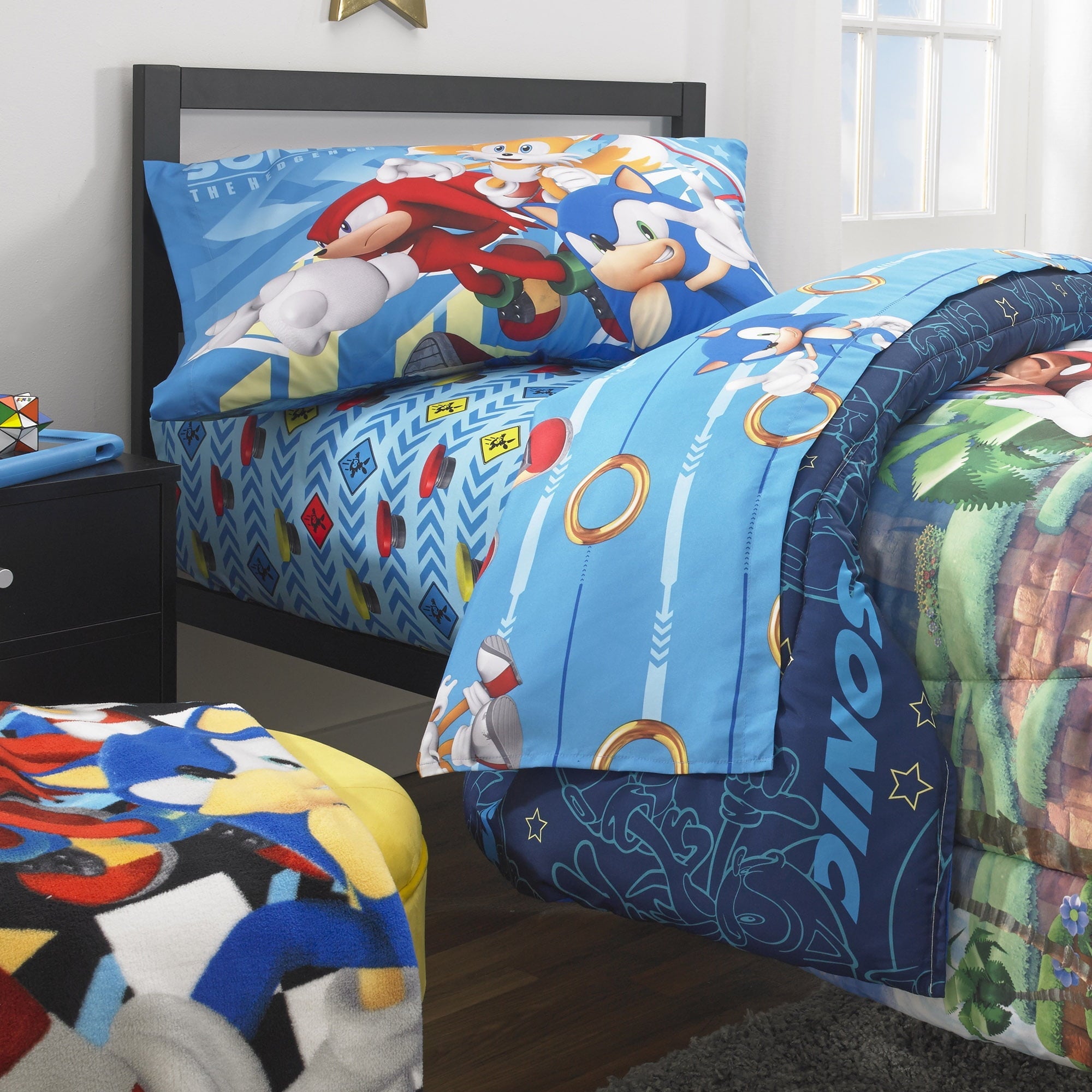 Heavyweight Warmth Sonic the Hedgehog Kids 2 Piece Blue Green Reversible Comforter and Pillowcase set, Twin/full - Luxurious Quilted Duvet Cover Set Detail