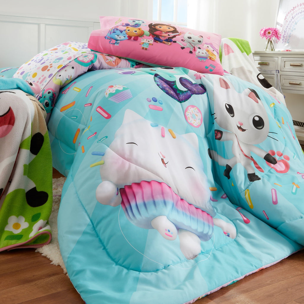 Heavyweight Warmth Gabby's Dollhouse Kids Comforter and Pillowcase, 2-Piece Set, Twin/Full, Reversible - Cloud-Like Soft Lightweight Bed Comforter Detail