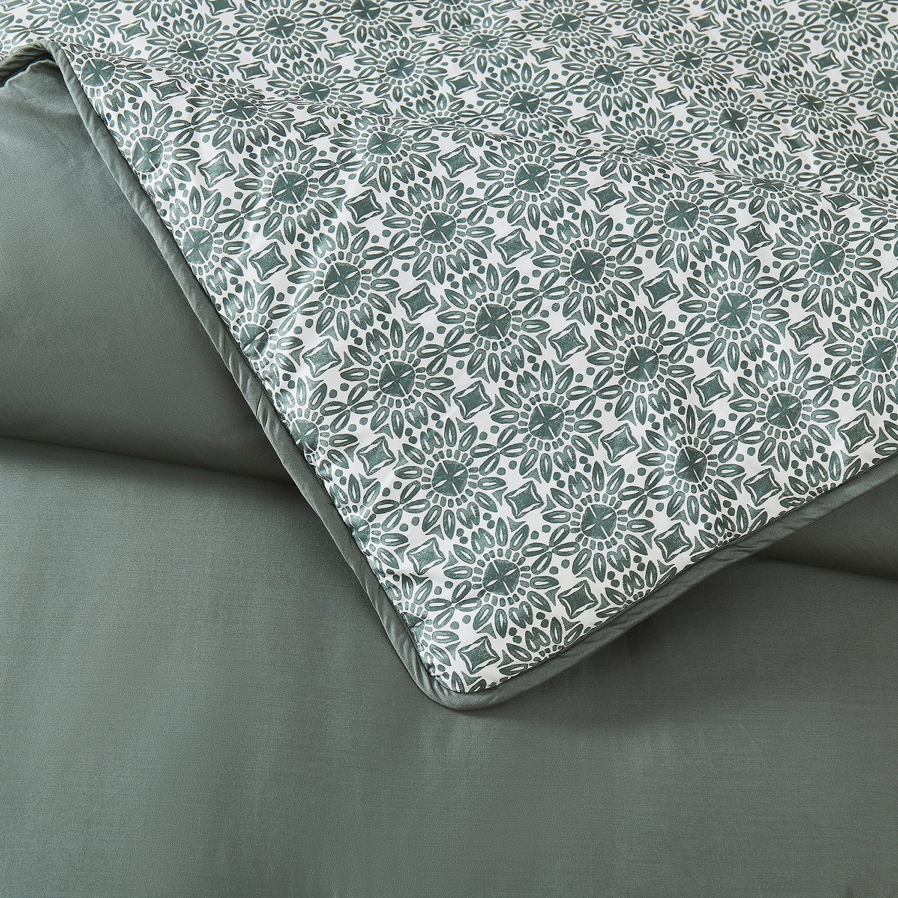 Luxurious Quilted 3-Piece 400 Thread Count Flag Stone Green Cotton Lyocell Blend Comforter Set, Adult King - Hypoallergenic Ultra-Fluffy Quilt for Winter Detail