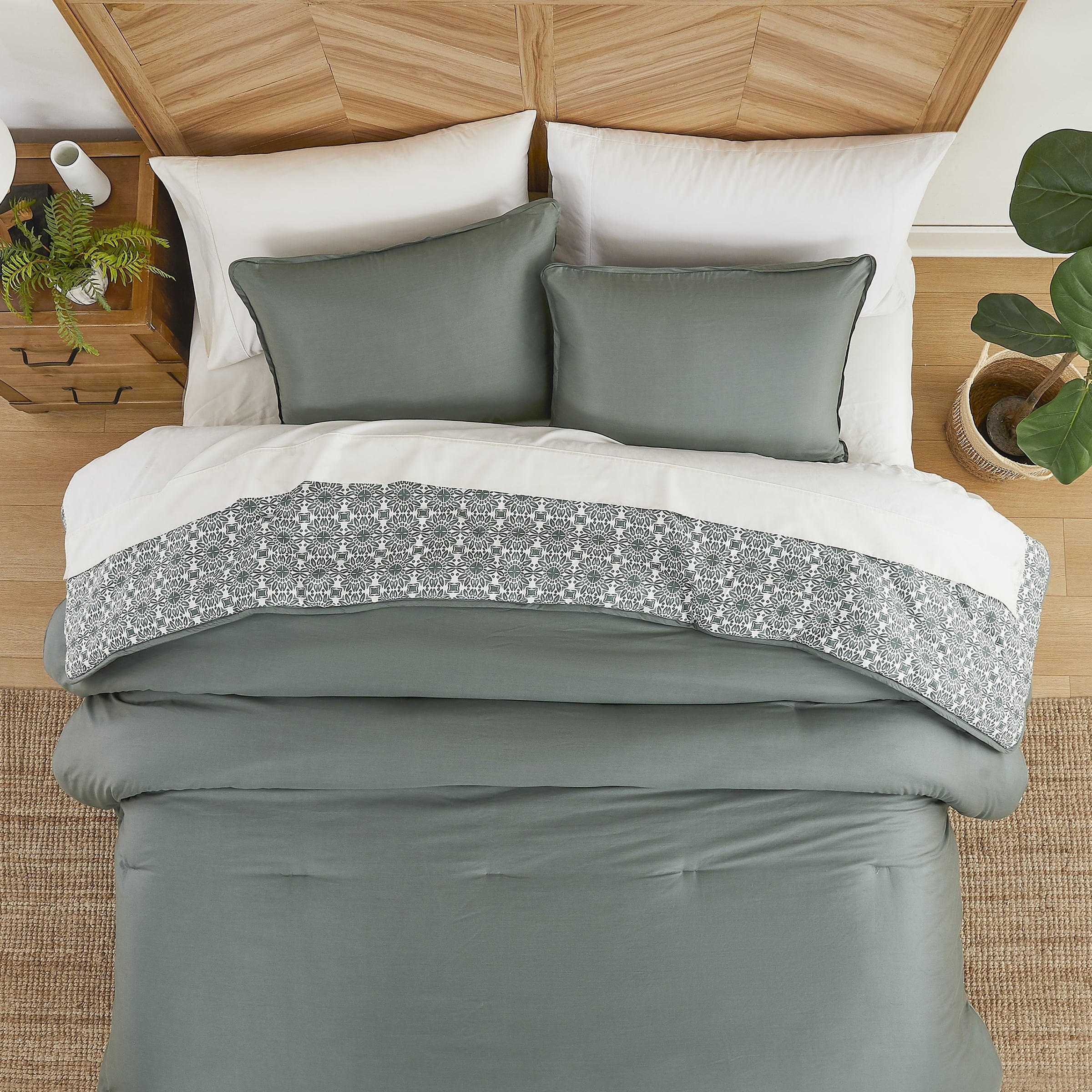 Luxurious Quilted 3-Piece 400 Thread Count Flag Stone Green Cotton Lyocell Blend Comforter Set, Adult King - Hypoallergenic Ultra-Fluffy Quilt for Winter Detail