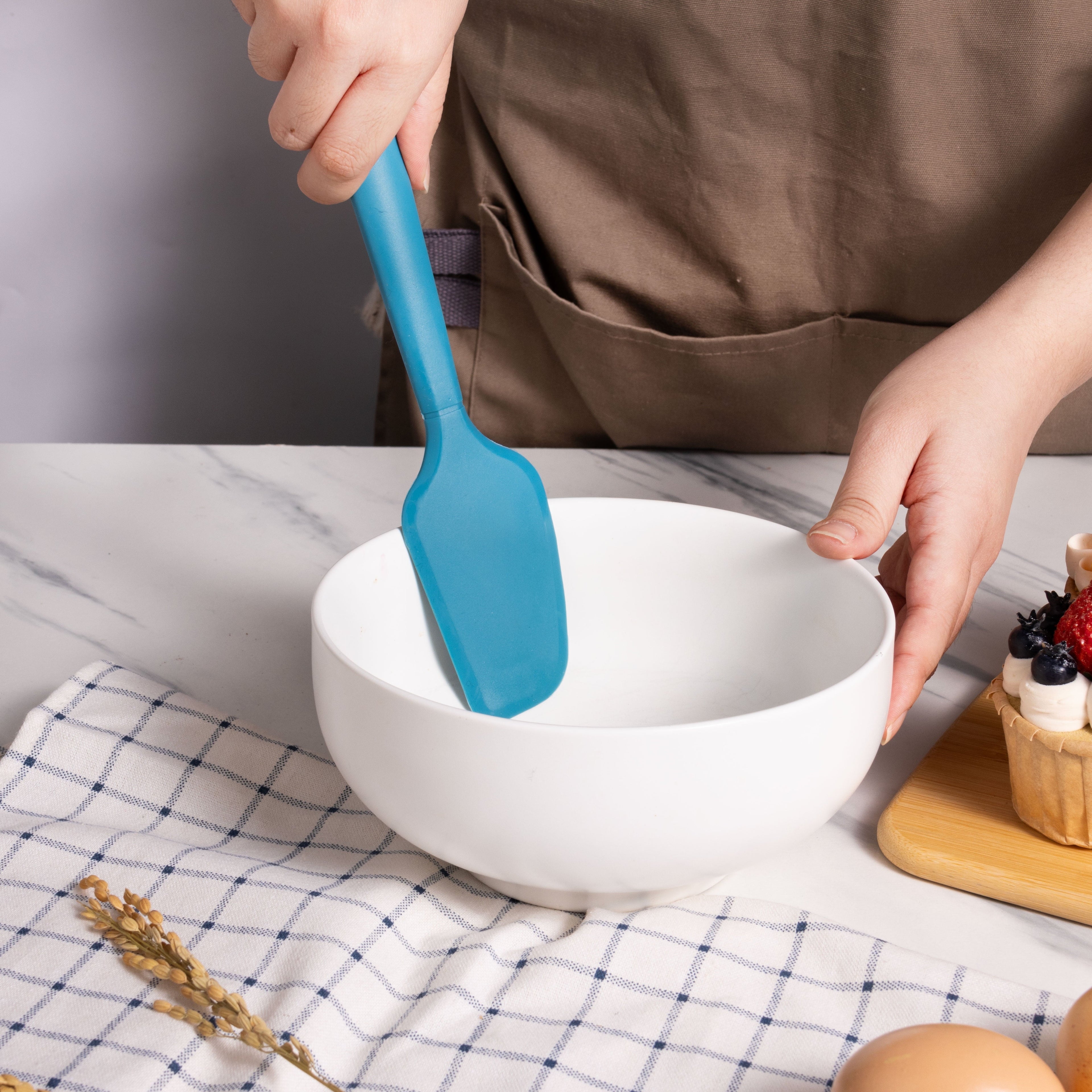 Chef-Quality Silicone Food- Grade Blue 10.55" L Kitchen Spatula - High-Precision Culinary Tool for Baking & Cooking Detail