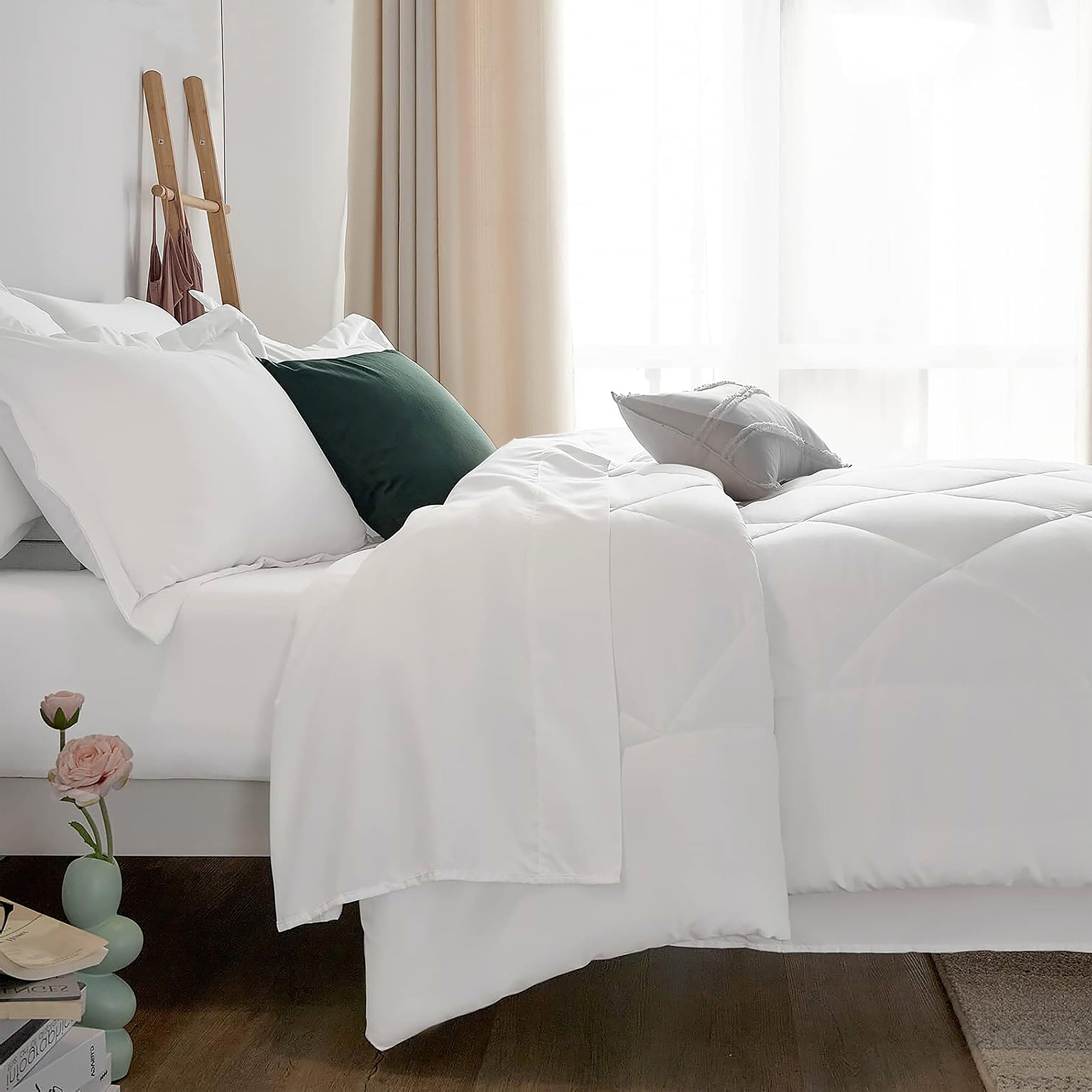 Luxurious Quilted Comforter Set 7-Piece Bed in a Bag - Adult, White, Queen - Cloud-Like Soft Lightweight Bed Comforter Detail
