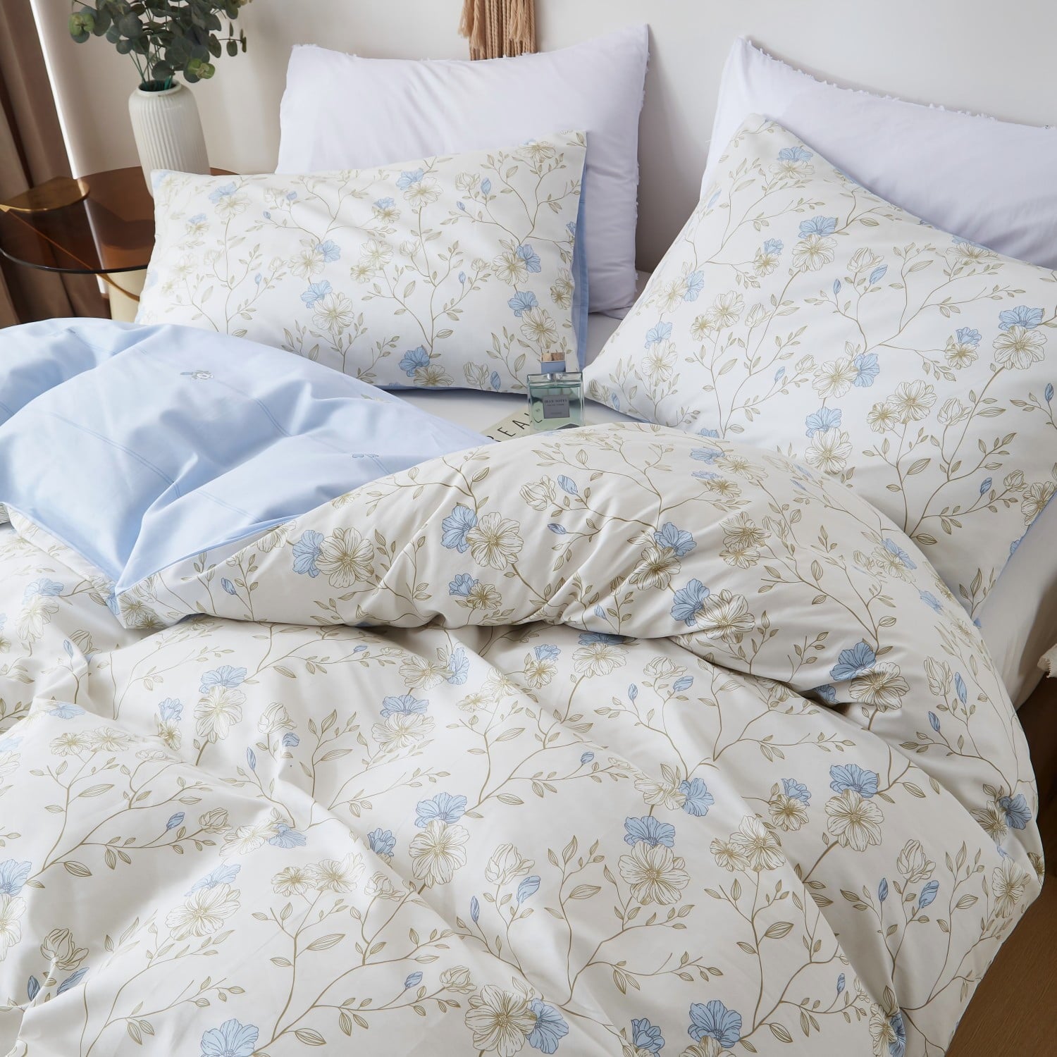 Luxurious Quilted Cotton Comforter Sets Queen Size, 3 Pieces Botanical Blue Floral Reversible Bedding Sets for Adults All Season - All-Season Down Alternative Comforter Insert Detail