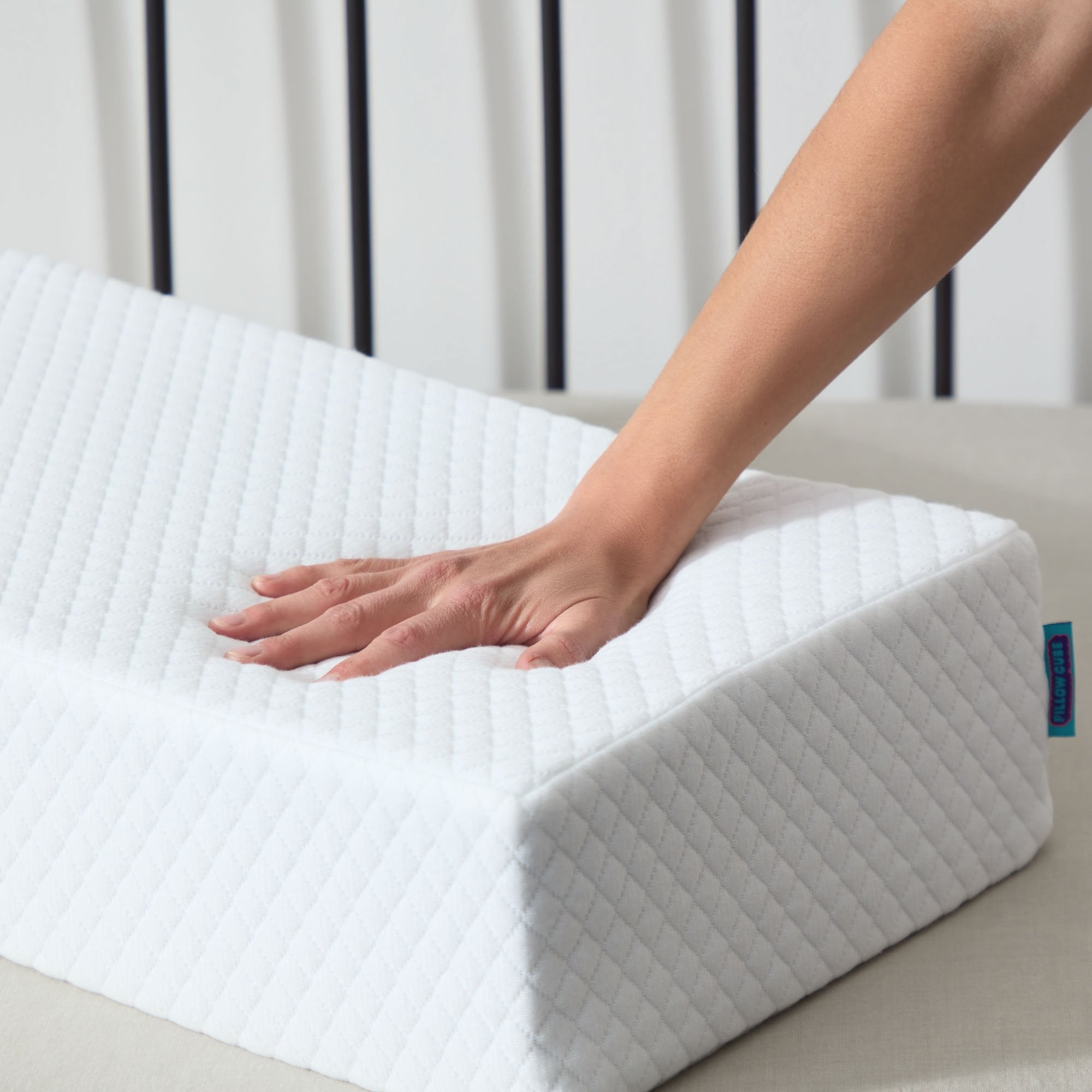 Hotel Collection Standard Pillow for Side Sleepers, Cooling Technology and Removable Cover - Ergonomic Memory Foam Pillow for Neck Pain Support Detail