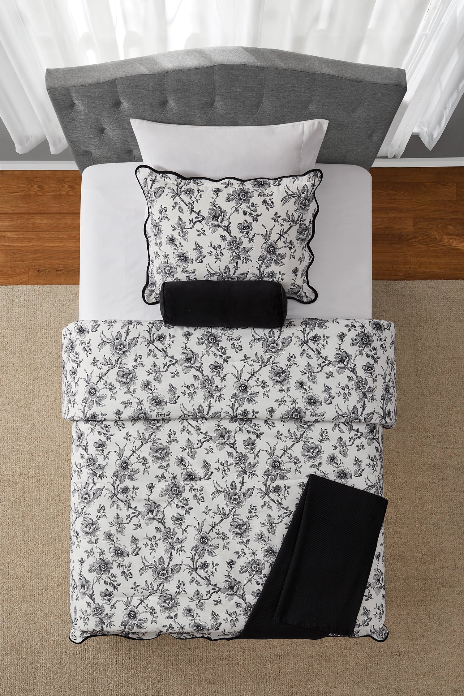 Heavyweight Warmth Floral Scallop 4-Piece White/Black Comforter Set, Twin/Twin XL - Luxurious Quilted Duvet Cover Set Detail