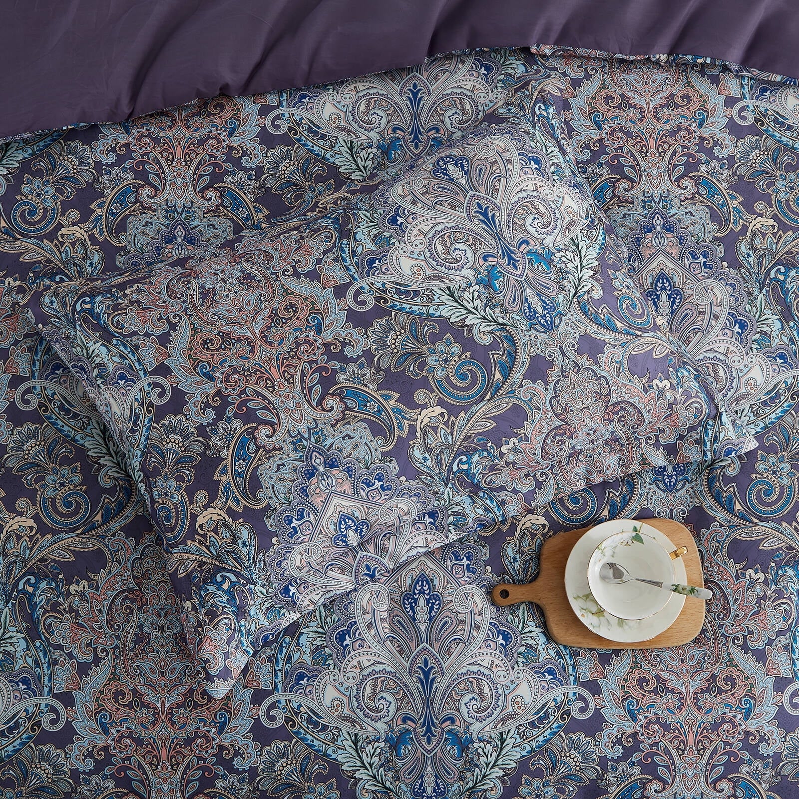 Fluffy Down Alternative Boho Paisley Print Luxury Comforter Bed in a Bag Set Queen Size, Vintage Floral Medallions Microfiber Bedding Set - Luxurious Quilted Duvet Cover Set Detail