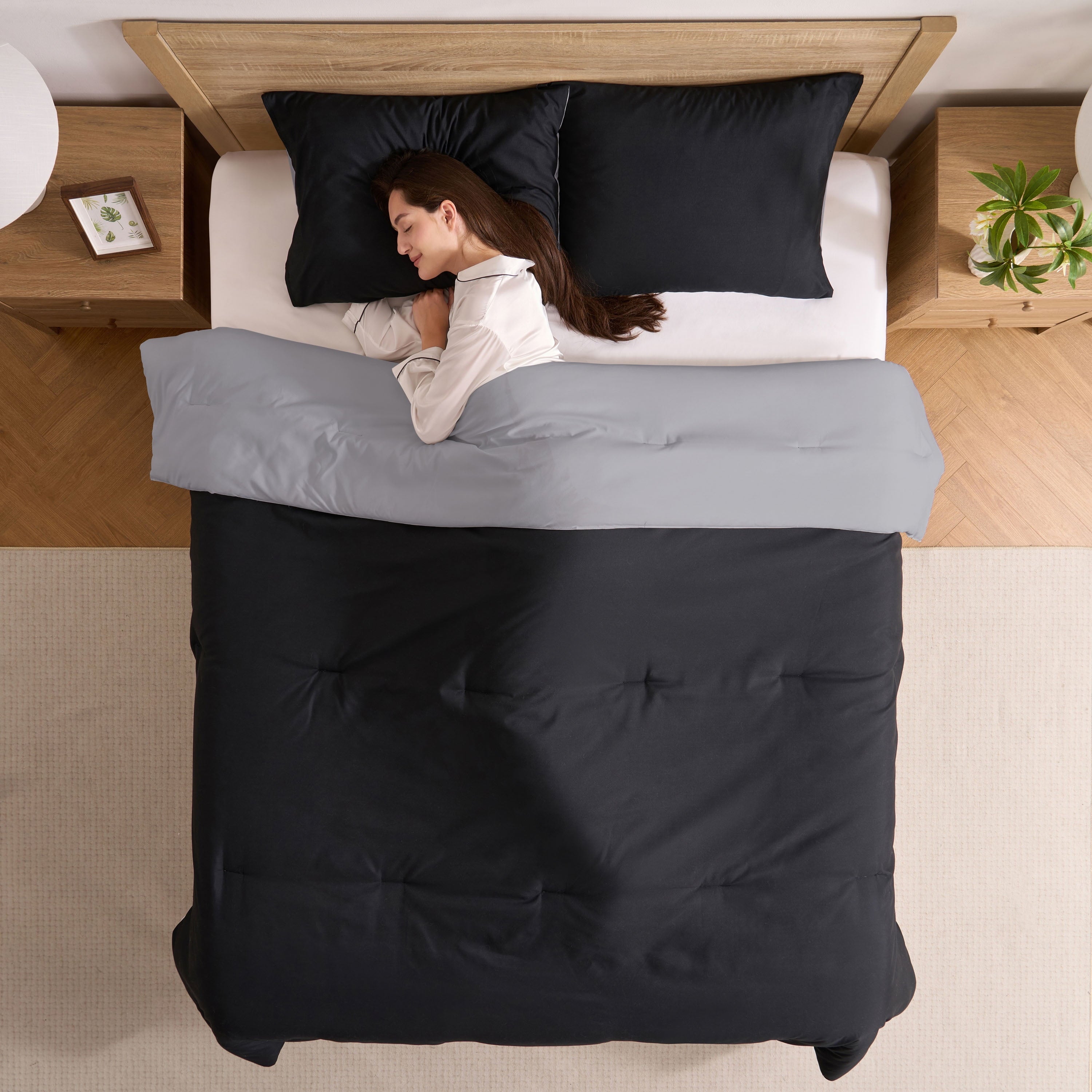 All-Season Comforter Sets, All Season Lightweight Reversible Queen Comforter Set, 3-Pc Bedding Sets, Black/Charcoal gray - All-Season Down Alternative Comforter Insert Detail