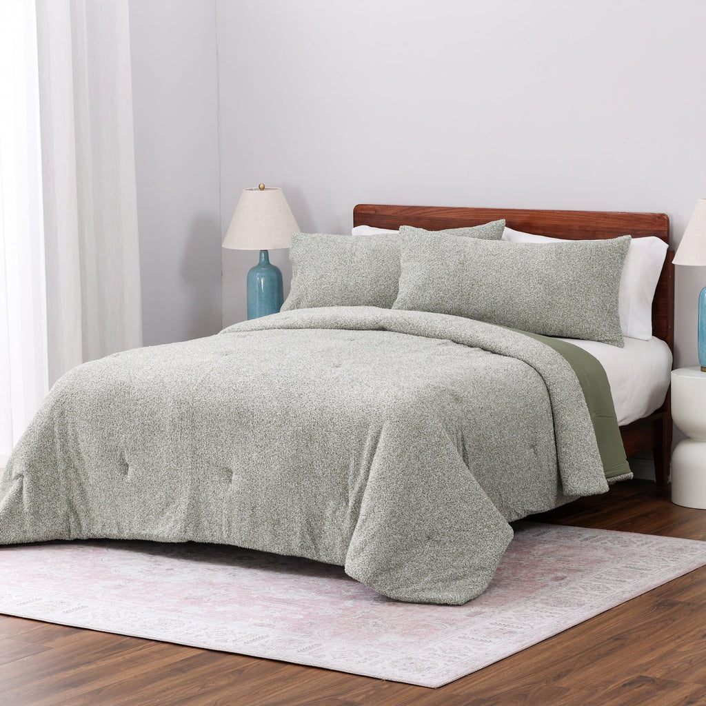 Luxurious Quilted King, Comforter Set with Shams - Soft and Cozy, Green - All-Season Down Alternative Comforter Insert Detail