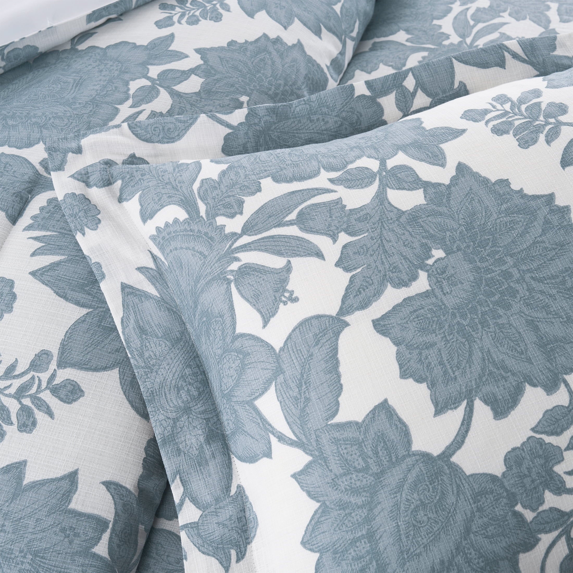 Luxurious Quilted Veronica 3-Piece Blue Floral Cotton Slub Comforter Set, King - Cloud-Like Soft Lightweight Bed Comforter Detail