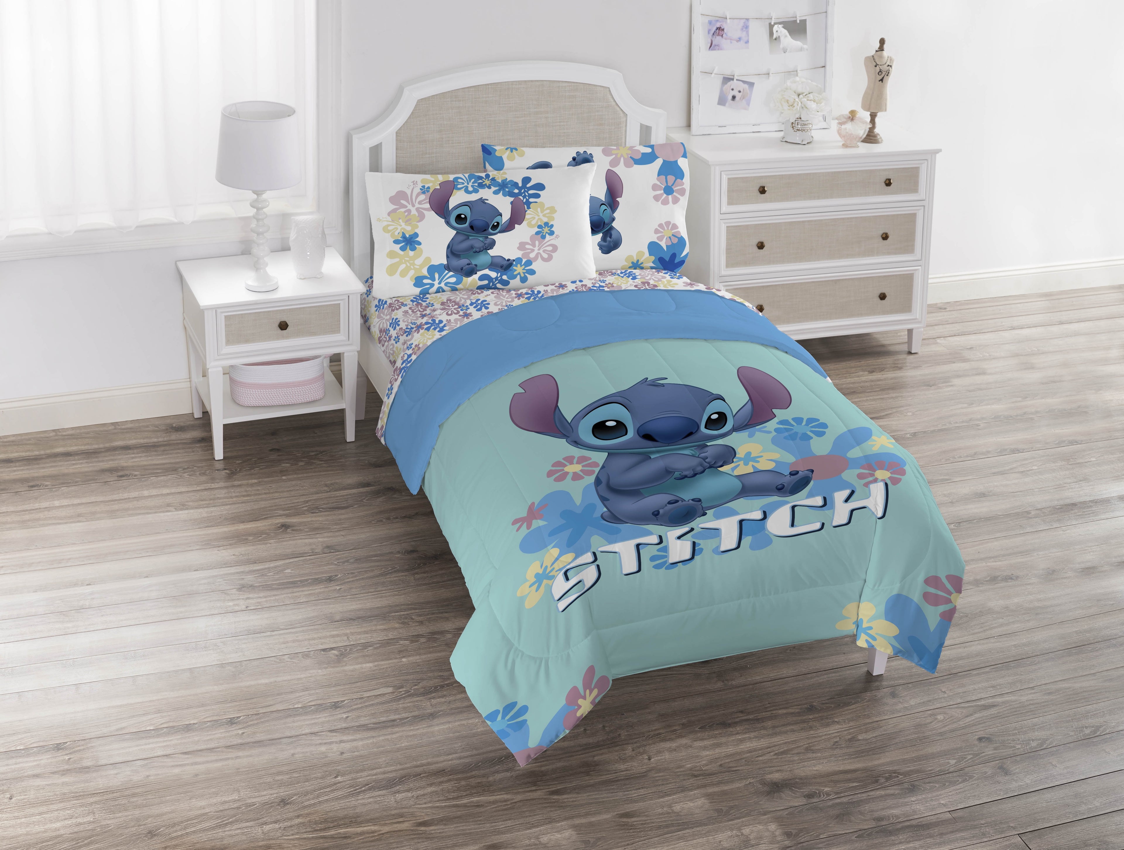 Luxurious Quilted Lilo and Stitch Sweet Stitch 5 Piece Twin Size Kids Comforter Set with Sham - Super Soft Bed Set for Kids - All-Season Down Alternative Comforter Insert Detail