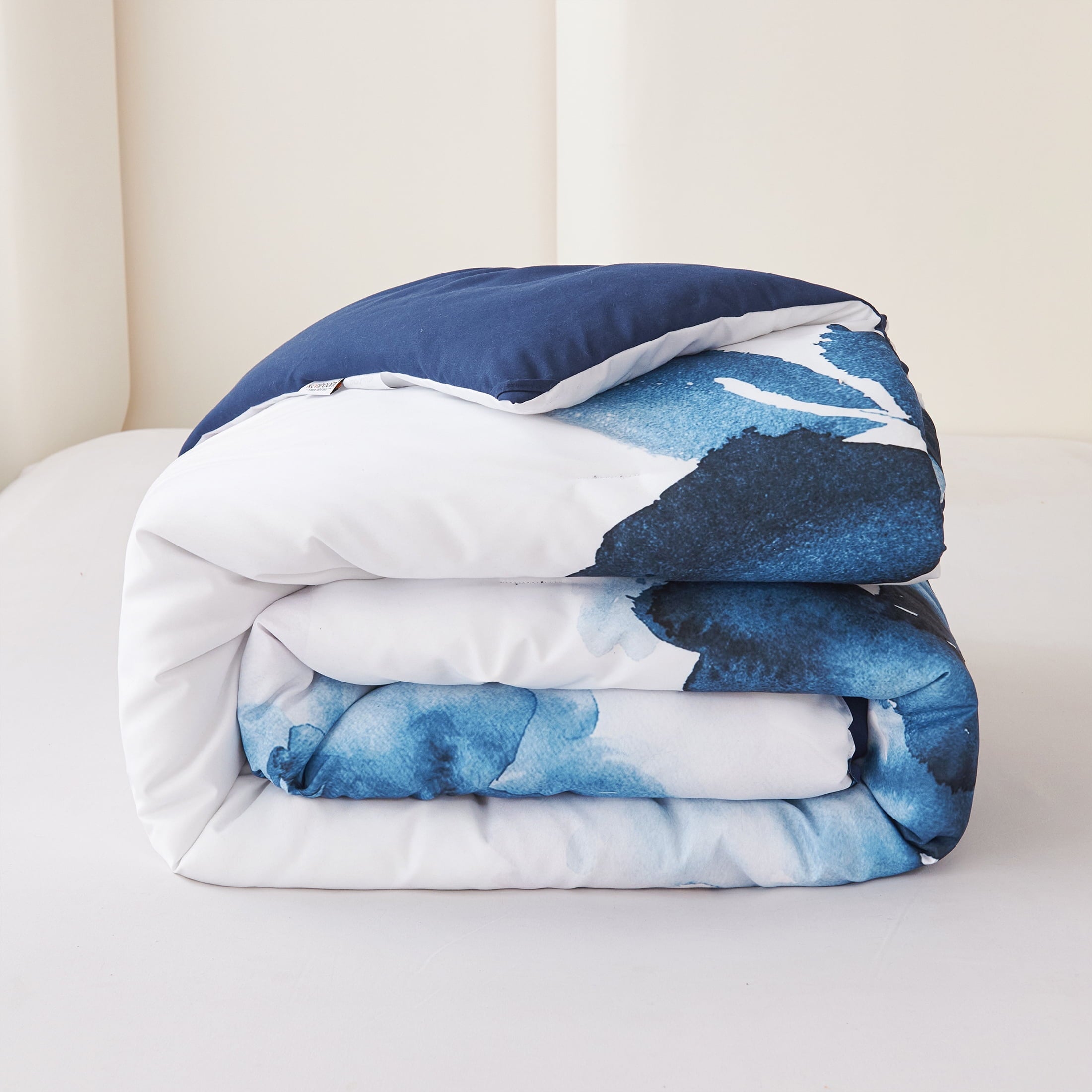 All-Season 3 Pieces Blue and White Floral Comforter Set King Size, Flower Bedding with Watercolor Flowers Pattern for Women, Rev... - All-Season Down Alternative Comforter Insert Detail