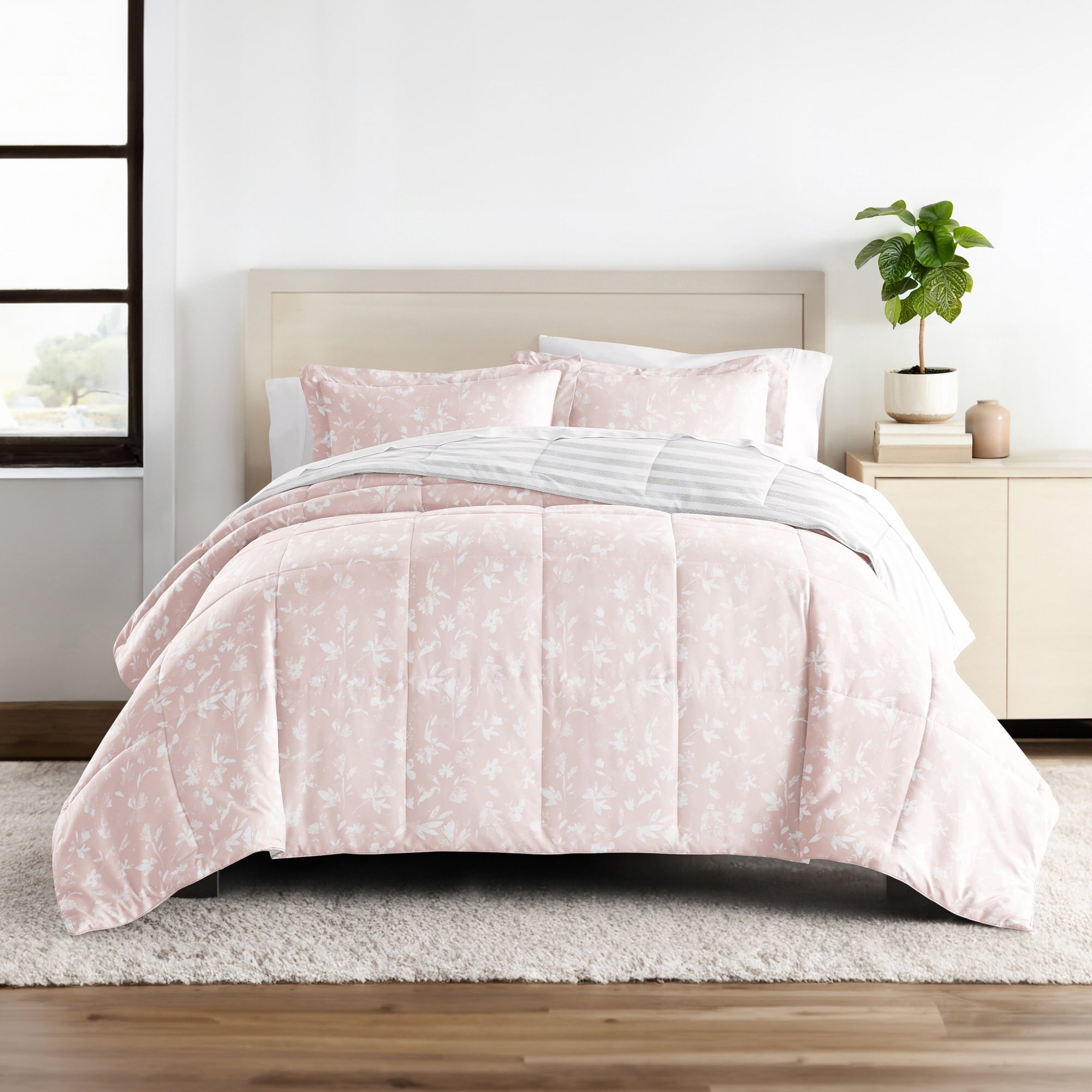 Hypoallergenic Cloud All Season Ultra Soft Comforter Set Lightweight Bedding in Pressed Flowers for Full/Queen Size - All-Season Down Alternative Comforter Insert Detail