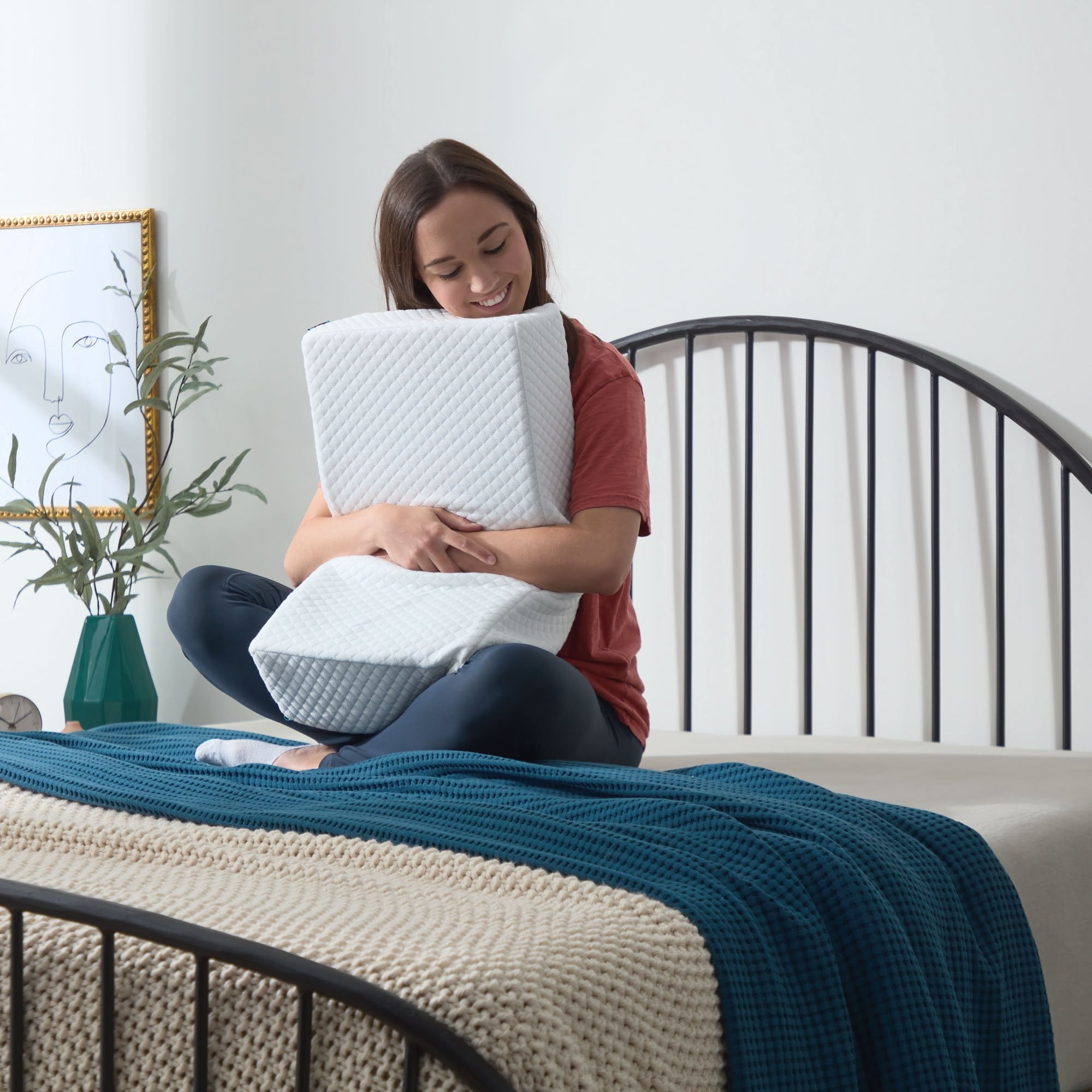 Hotel Collection Standard Pillow for Side Sleepers, Cooling Technology and Removable Cover - Ergonomic Memory Foam Pillow for Neck Pain Support Detail