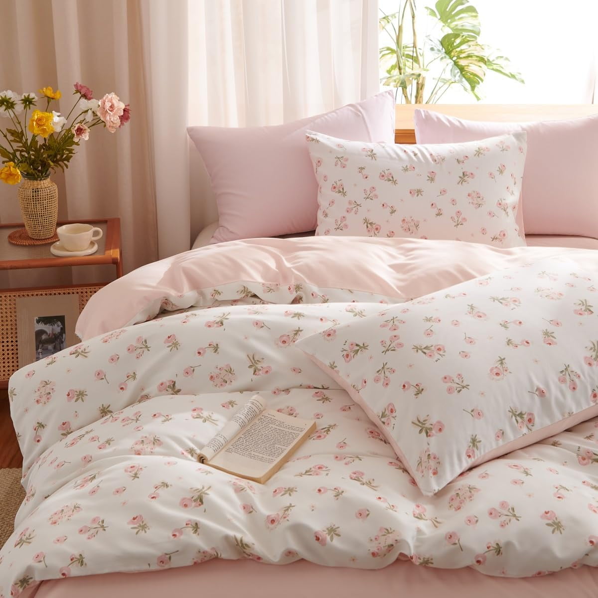 Luxurious Quilted Pink loyalty Floral Comforter Queen Sets, 3 Pieces Chic Botanical Pink White Floral Reversible Comforter for All Season - Cloud-Like Soft Lightweight Bed Comforter Detail