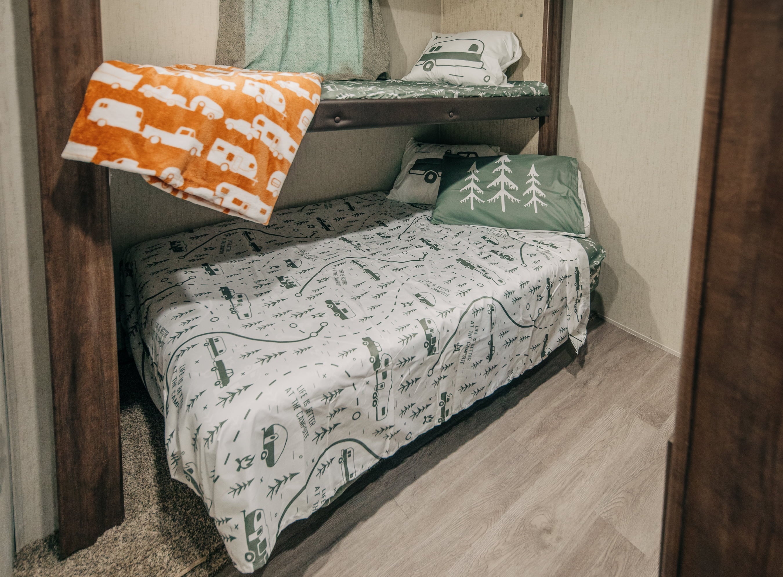 Cooling Sateen RV Queen Bed Sheet Set, Green Map, Polyester (53476) - Breathable Egyptian Cotton Flat & Fitted Sheets Detail