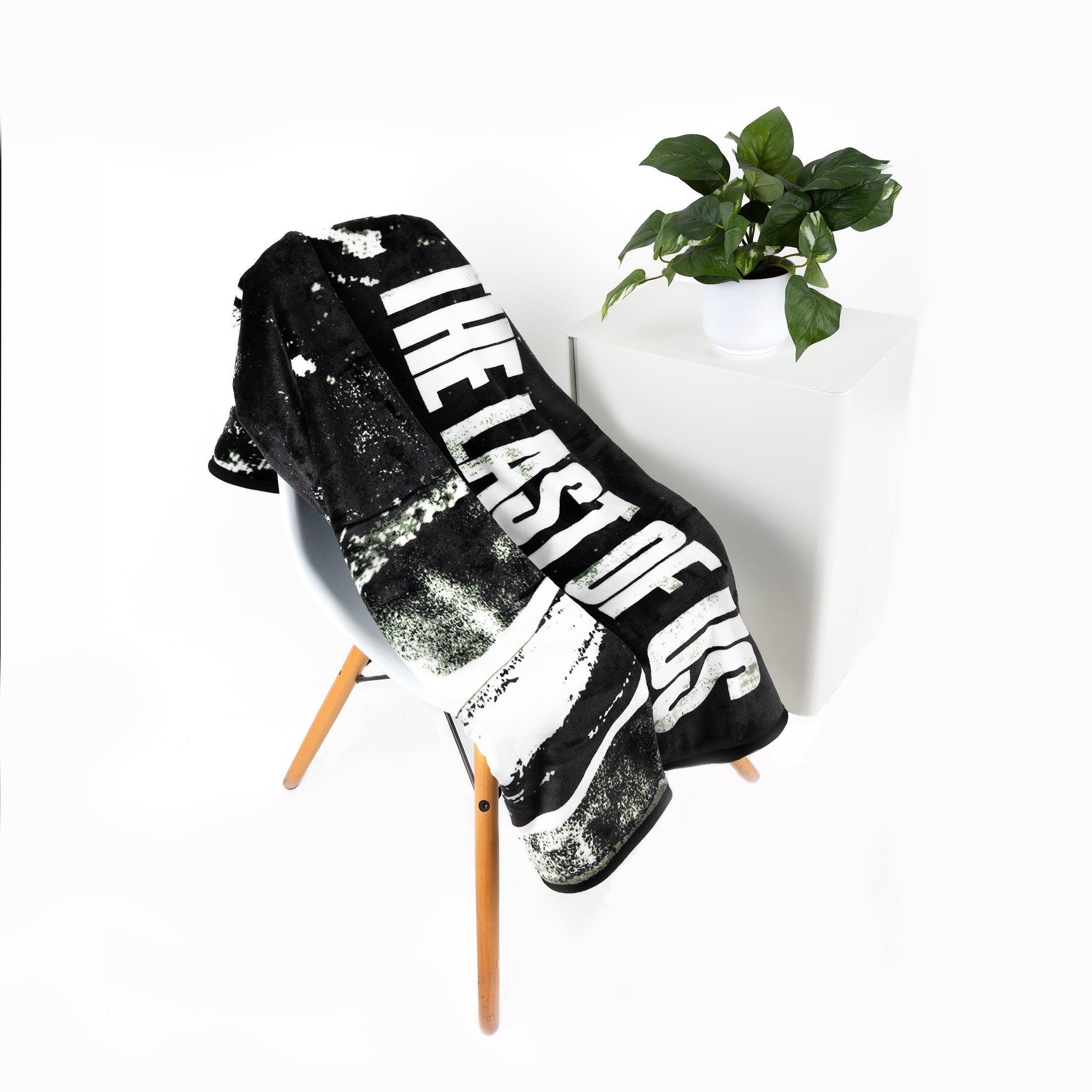 Super Soft Flannel Black and White Polyester Throw Blanket, 50" X 60" - Lightweight Plush Warm Blanket for All Seasons Detail